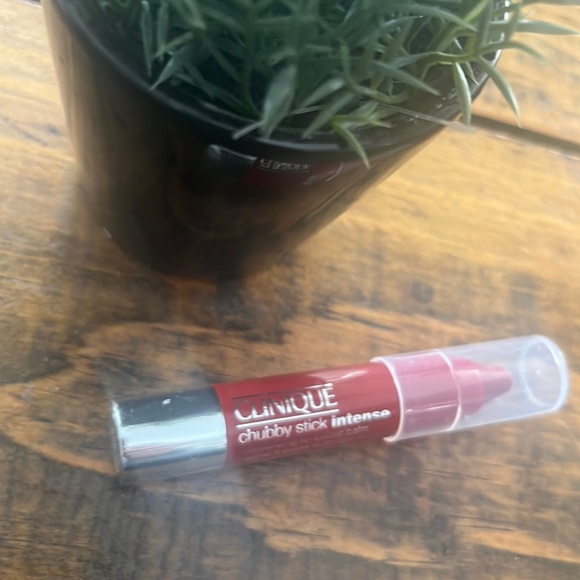 ⭐️ HOST PICK ⭐️ Clinique Chubby Stick Intense - Picture 2 of 4